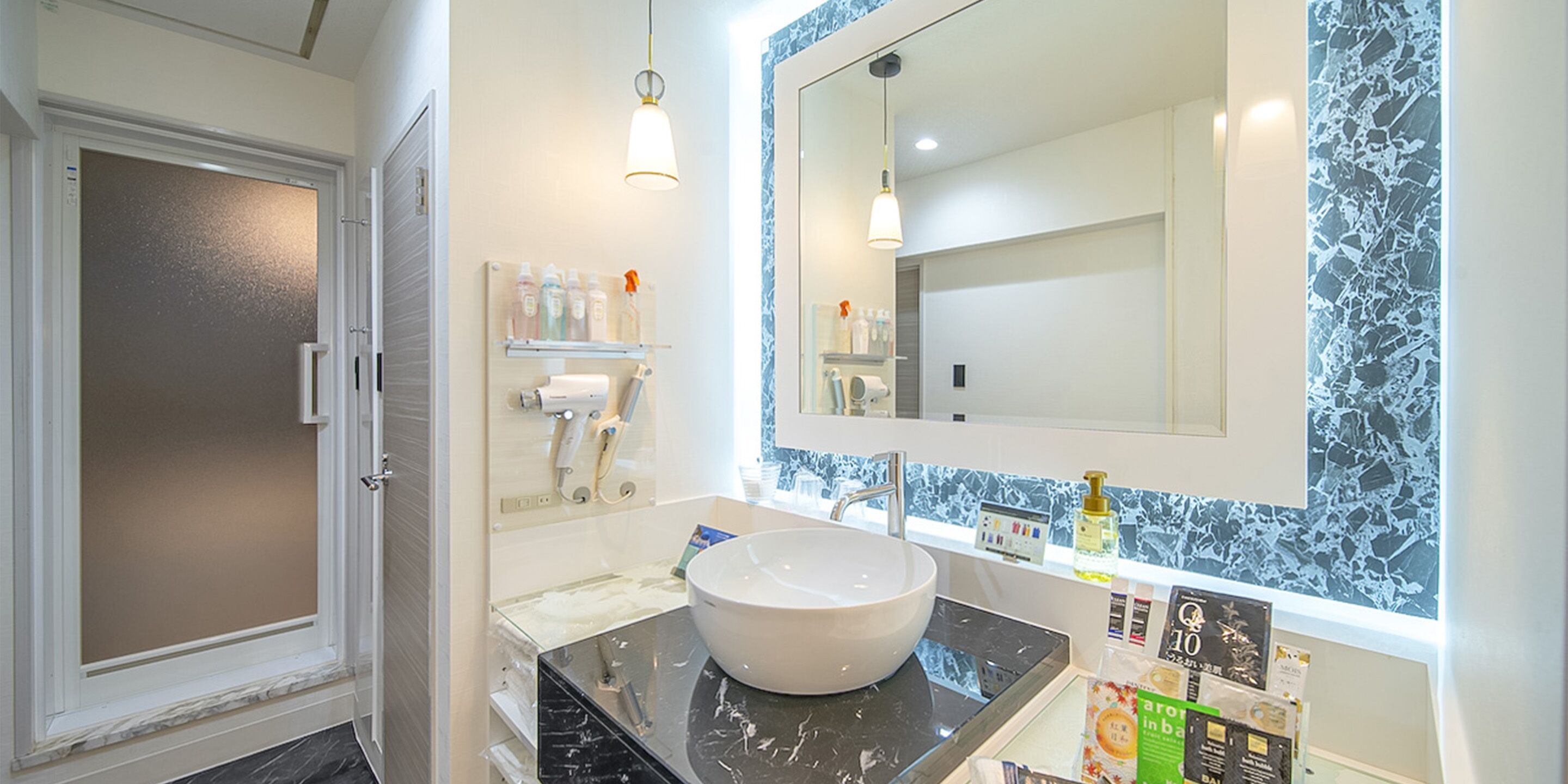 separate bathtub and shower, jetted bath, free toiletries, hair dryer