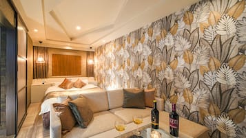 Habitación doble estándar | Edredón, decoración personalizada y muebles diferentes