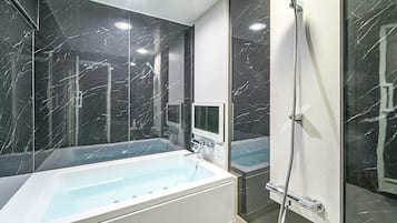Baignoire et douche séparées, baignoire à jets