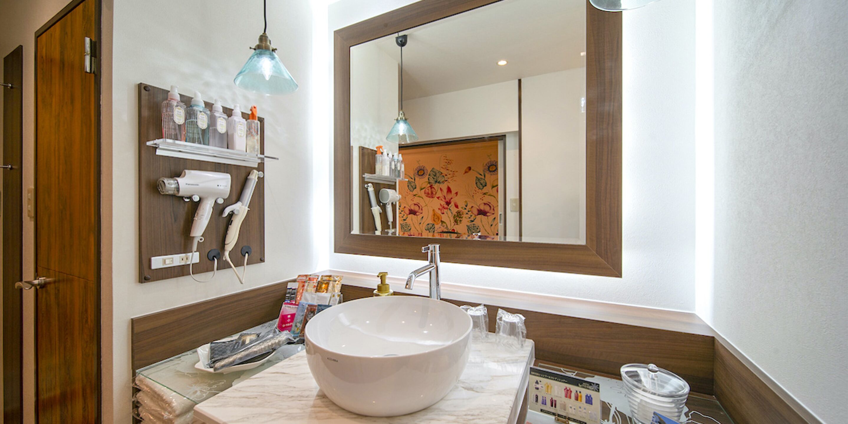 separate bathtub and shower, jetted bath, free toiletries, hair dryer