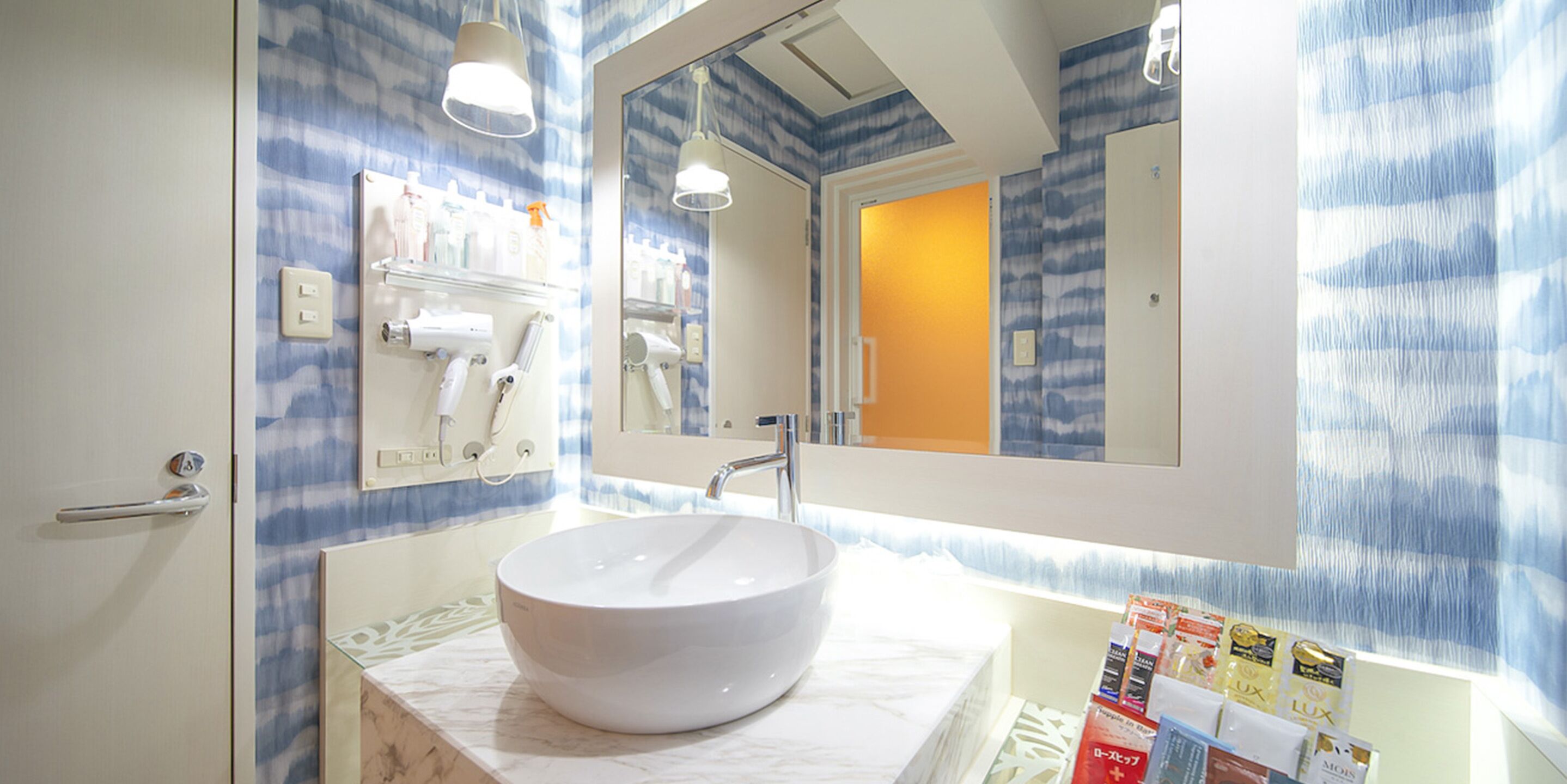 separate bathtub and shower, jetted bath, free toiletries, hair dryer