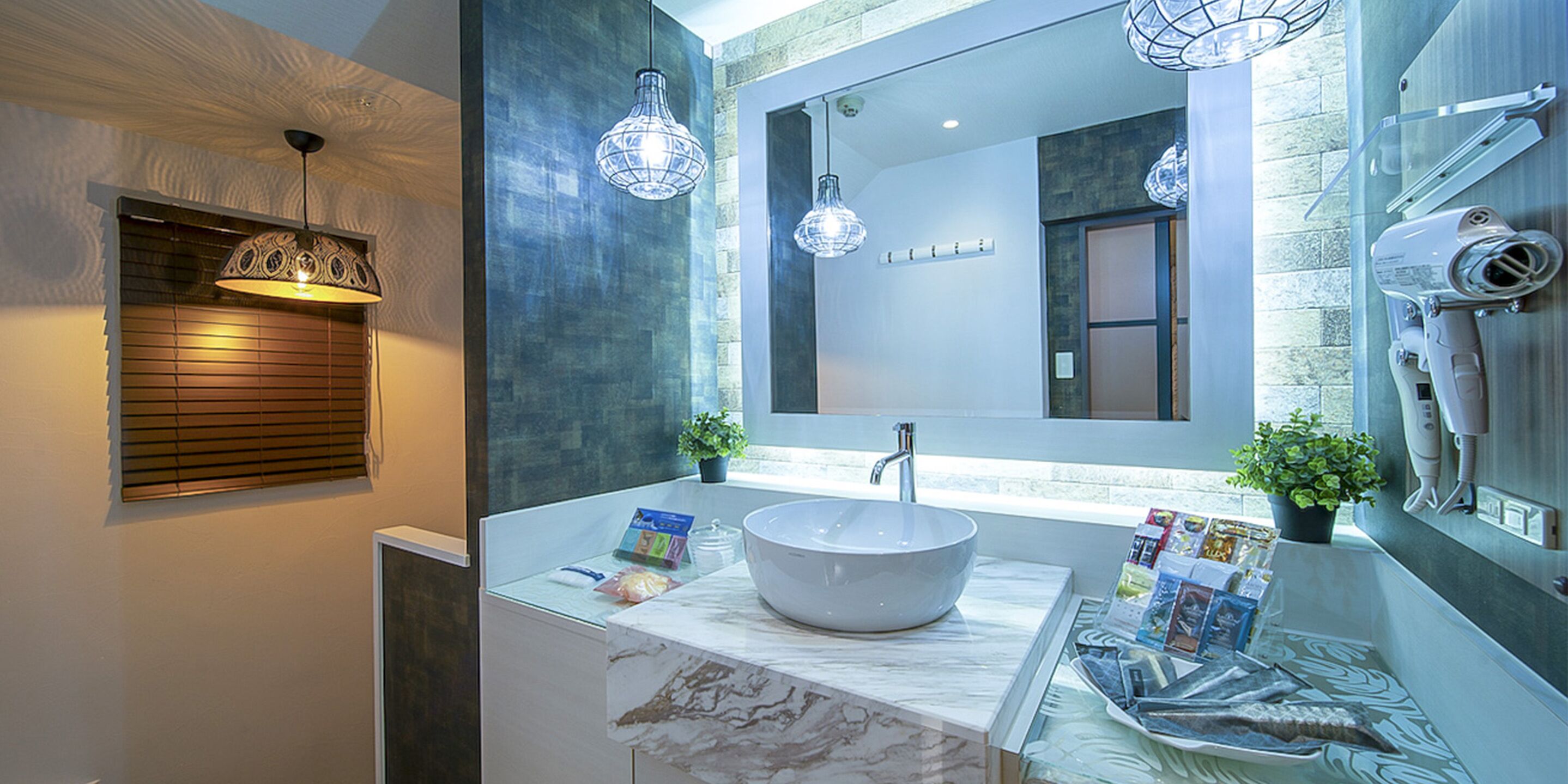 separate bathtub and shower, jetted bath, free toiletries, hair dryer