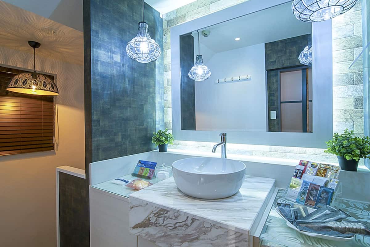 separate bathtub and shower, jetted bath, free toiletries, hair dryer