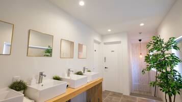 Een douche, gratis toiletartikelen, een haardroger, pantoffels