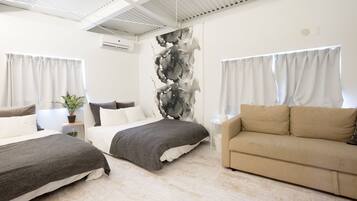 Deluxe vierpersoonskamer, meerdere bedden, niet-roken, gedeelde badkamer | Een laptopwerkplek, verduisterende gordijnen, geluiddichte muren