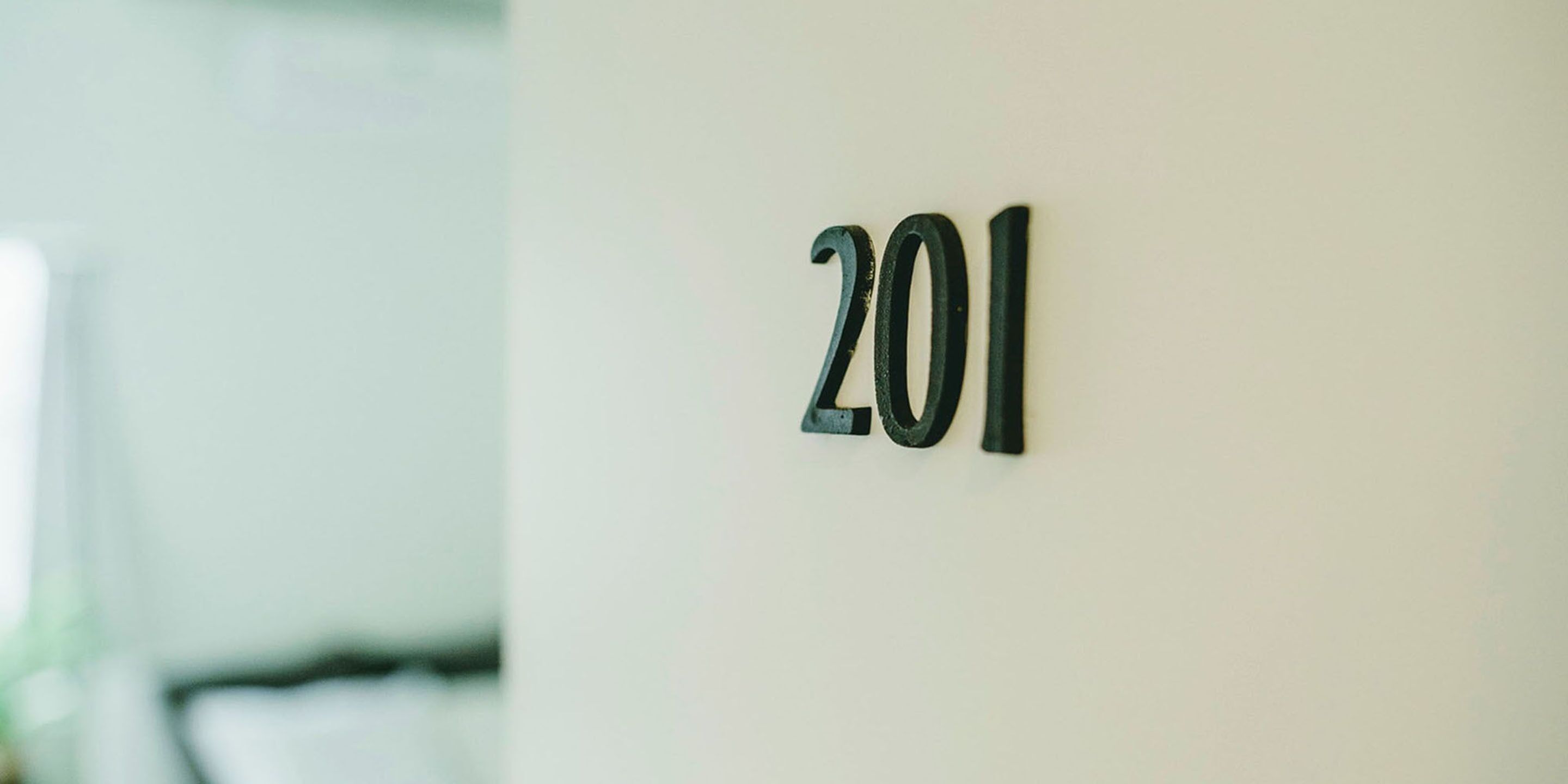 Un letrero en la pared con el número "201".