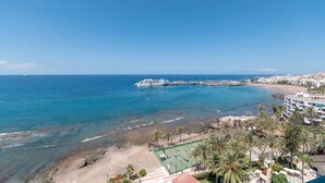 Un hôtel situé sur la côte, doté d’une piscine, d’un accès à la plage et offrant une vue sur l’océan.