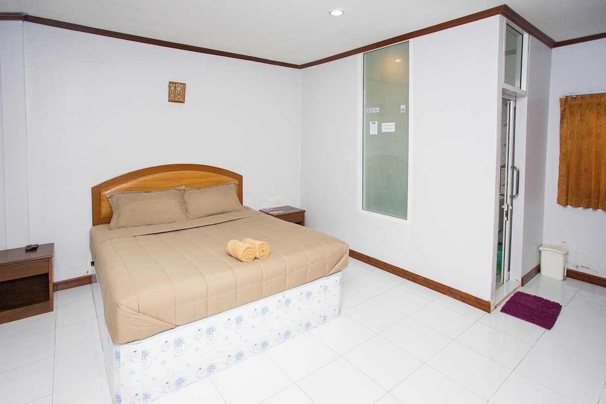 Habitación doble superior | Escritorio, tabla de planchar con plancha, wifi gratis y ropa de cama