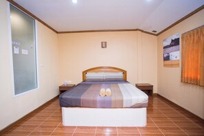 Quarto casal superior | Escrivaninha, ferros/tábuas de passar roupa, Wi-Fi de cortesia