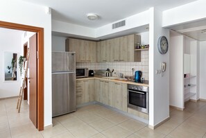 Refrigerador con freezer, microondas, horno, placa de cocina