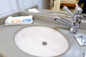 Badkar och dusch, djupt badkar, gratis toalettartiklar och handdukar
