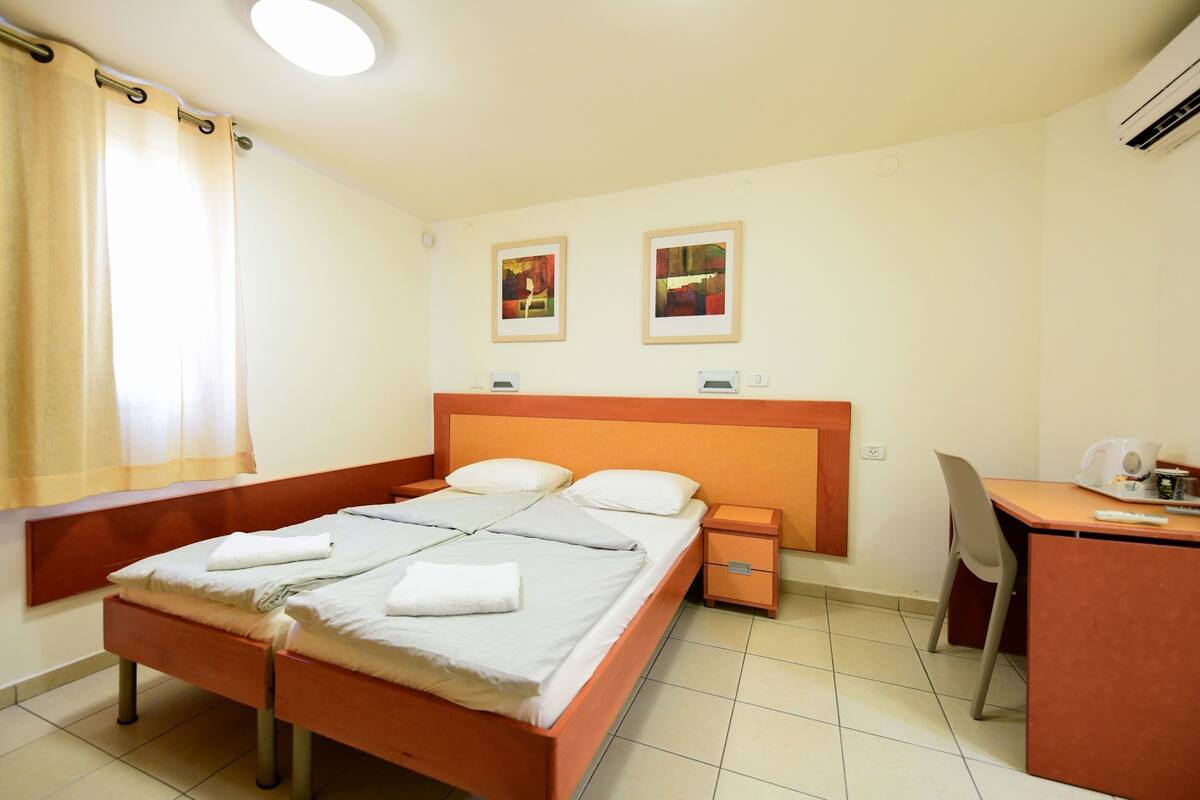 Standard dubbelrum | Sängtillbehör av högsta kvalitet, minibar och skrivbord