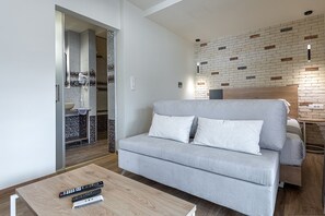 In-room safe, desk, laptop workspace, soundproofing - Suites Syngrou Fix (Athens)
