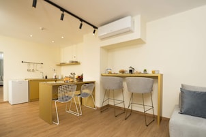 Suíte família, 3 quartos | Cozinha privada | Geladeira, fogão, cooktop, máquina de café expresso