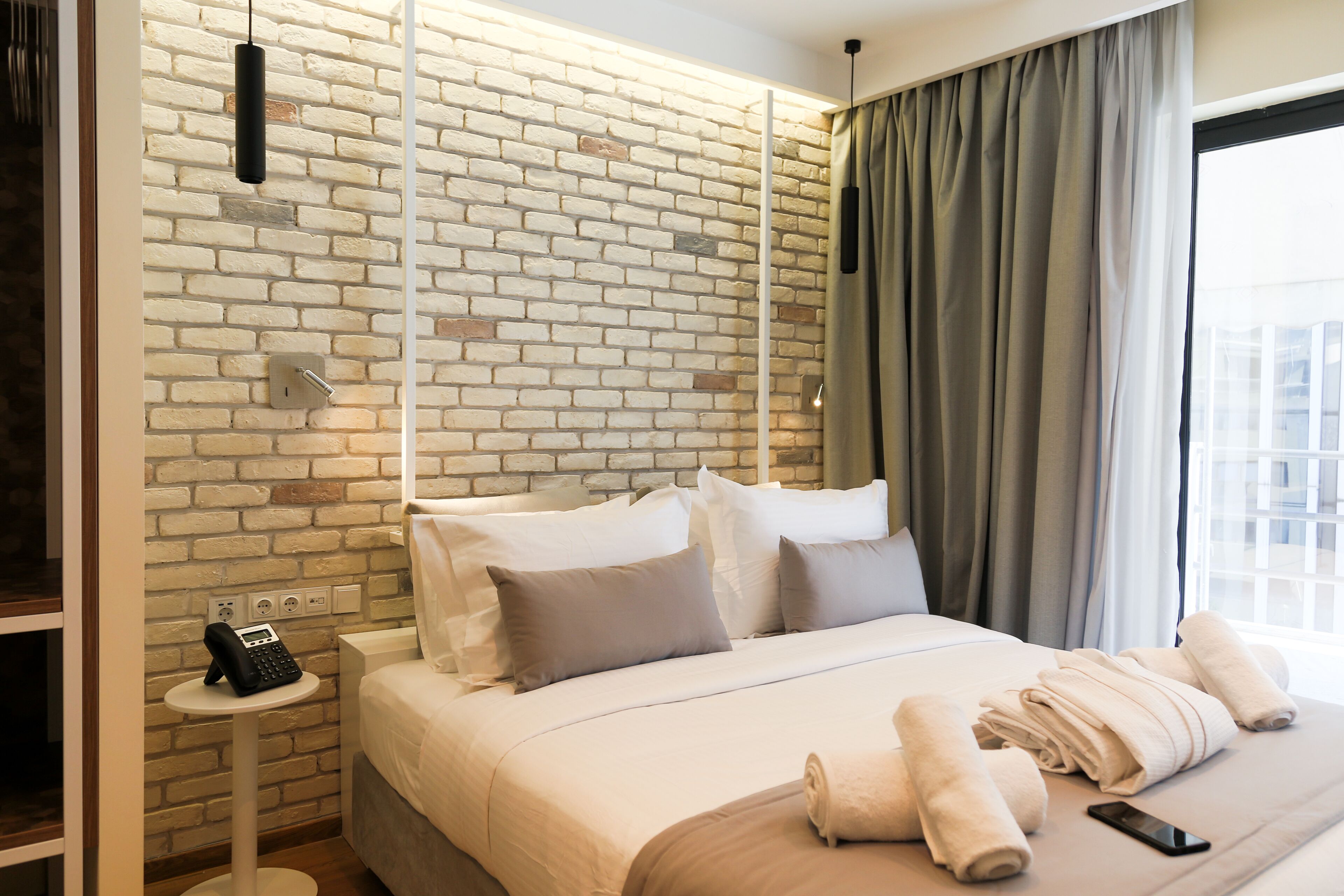 Junior studio suite, balkon | Een kluis op de kamer, een bureau, een laptopwerkplek