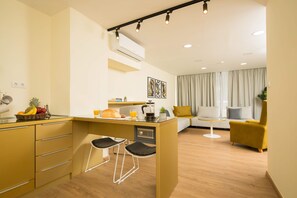 家庭套房, 3 间卧室 | 客房内保险箱、办公桌、笔记本电脑工作区、隔音