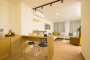 Caja de seguridad en la habitación y escritorio 