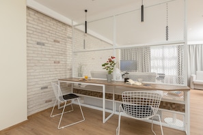 Deluxe Studio Suite | In-room dining