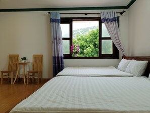 Habitación cuádruple, vistas a la montaña | Vistas desde la habitación