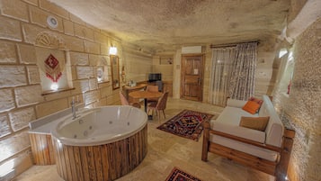 King Cave Room 208 | Minibaari, tallelokero huoneessa, äänieristys, silitysrauta/-lauta