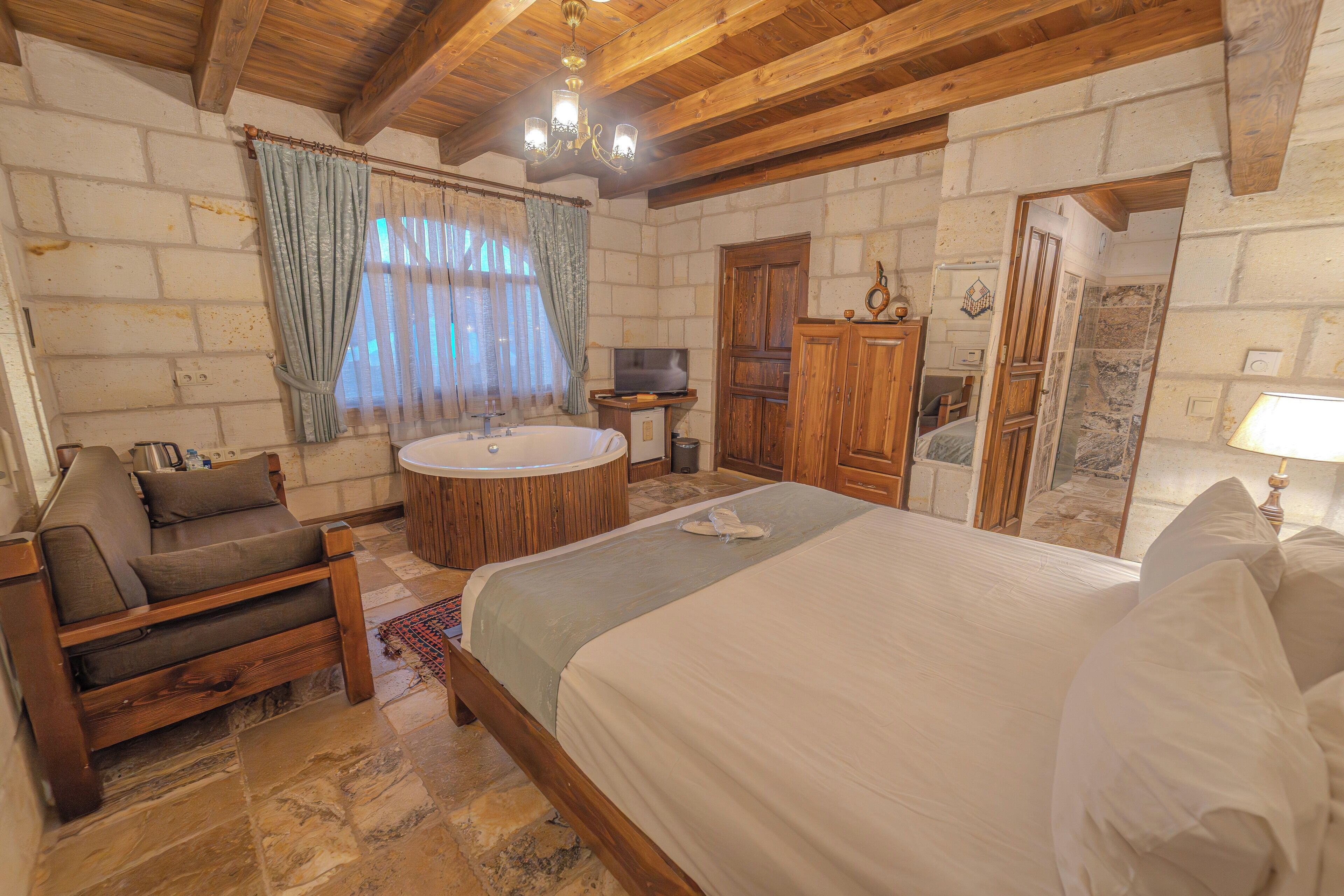 客房 (Superior Stone Room 304) | 迷你吧、房內夾萬、隔音、熨斗/熨衫板