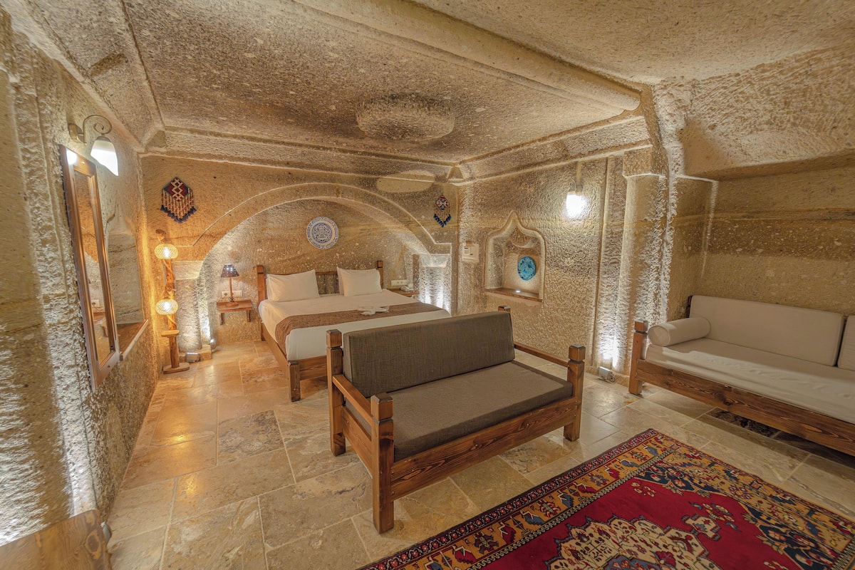 Superior Cave Room 101