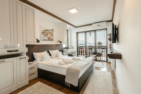 Caja de seguridad en la habitación y decoración personalizada . Villa Varosh