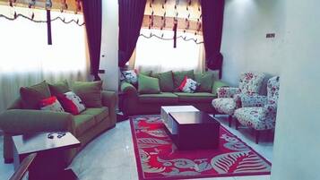 Leilighet, 4 soverom | Oppholdsområde | En 32-tommers LED-TV med Parabol-TV samt TV