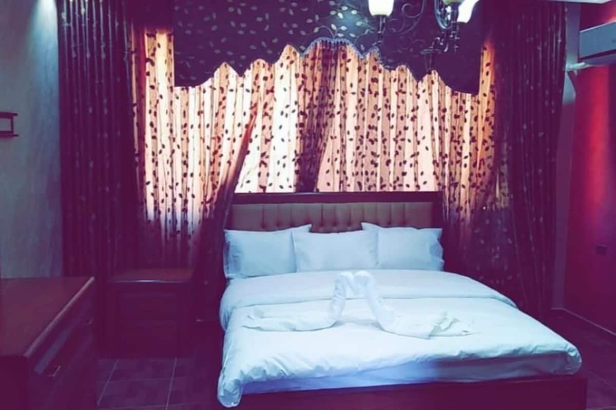 Apartment, 4 Bedrooms | 5 bedrooms, soundproofing, free WiFi, bed sheets
