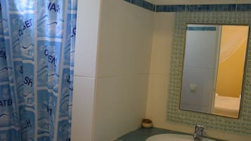 Serviettes fournies, savon, papier toilette