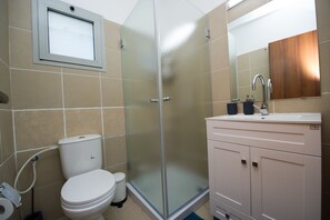 Comfort appartement | Badkamer | Een douche, handdoeken