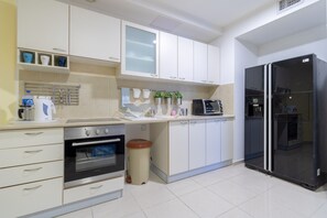 Appartement Confort | Cuisine privée | Grand réfrigérateur, micro-ondes, four, plaque de cuisson