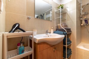 Appartement Confort | Salle de bain | Douche, douche à « effet pluie », serviettes fournies
