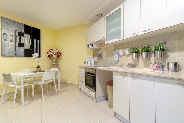 Private kitchen - New Apt Close To The Old City (Jerusalem)