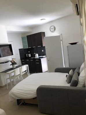 Living area - New Cozy Suite W Garden 300M From Beach (Eilat)