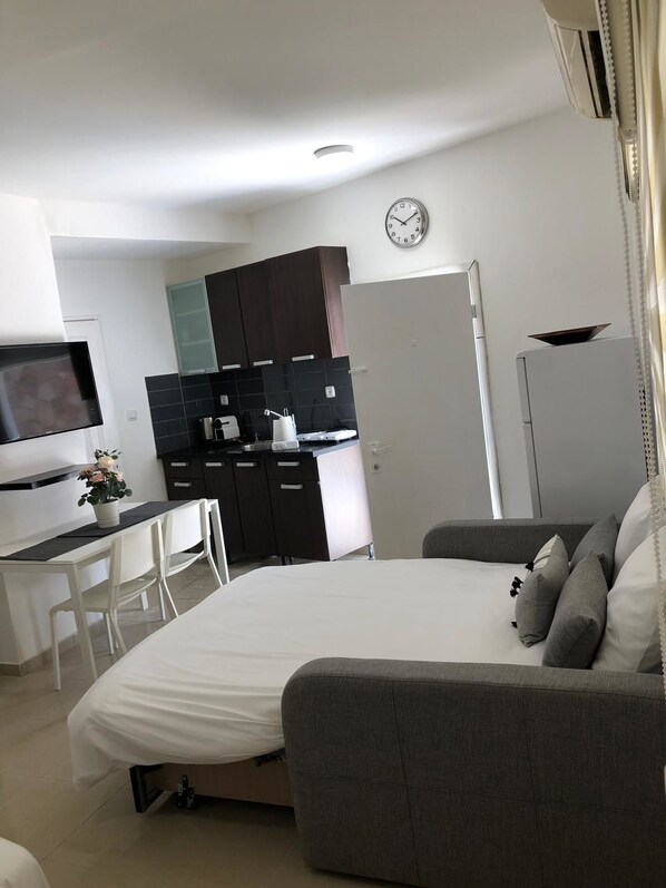 Comfort Studio | Living area | Flat-screen TV - New Cozy Suite W Garden 300M From Beach (Eilat)
