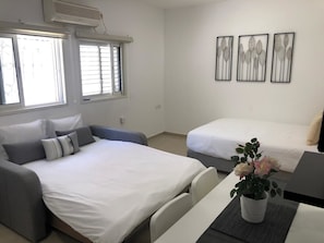 Comfort Studio | Blackout curtains, iron/ironing board, free cots/infant beds, free WiFi - New Cozy Suite W Garden 300M From Beach (Eilat)