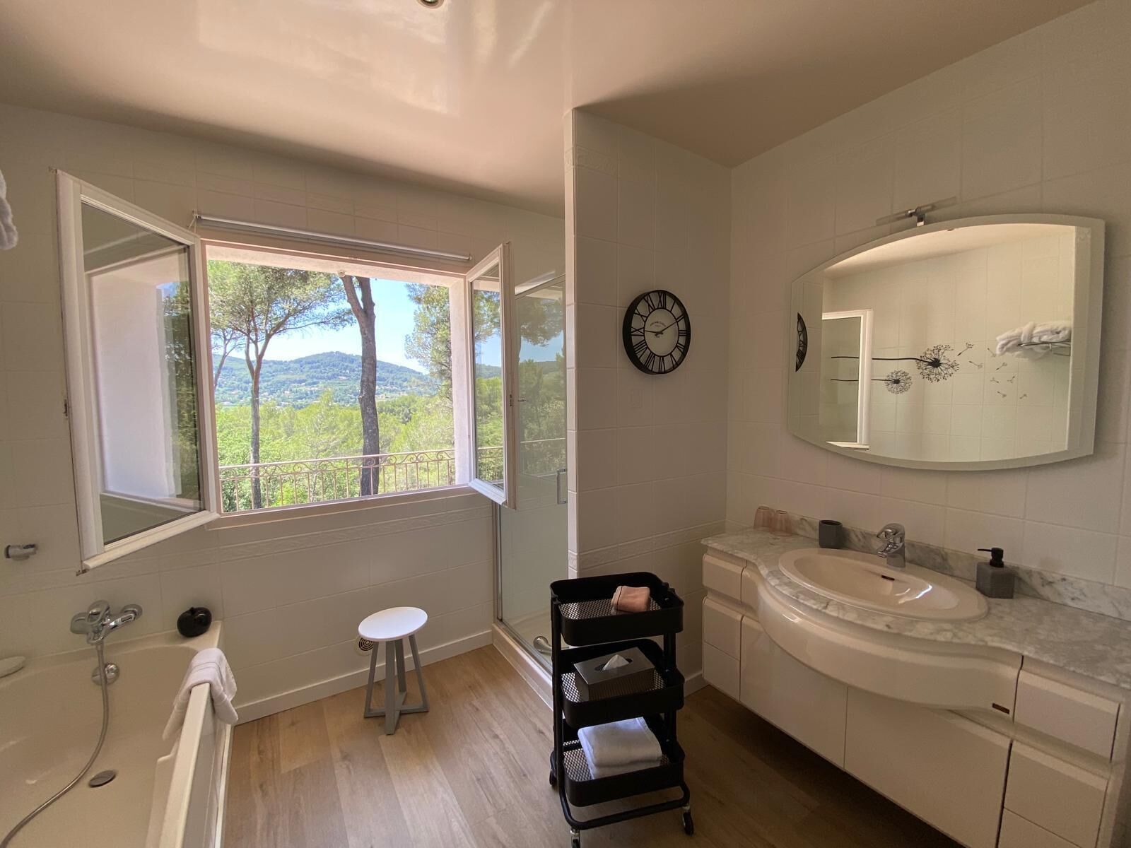 Kamer, 1 twee- of 2 eenpersoonsbedden | Badkamer | Een haardroger, badjassen, handdoeken, toiletpapier