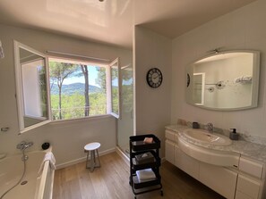 Double or Twin Room | Bathroom | Hair dryer, bathrobes, towels, toilet paper - Une Pause en Provence (Le Beausset)