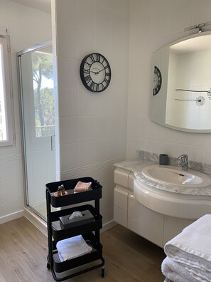 Double or Twin Room | Bathroom | Hair dryer, bathrobes, towels, toilet paper - Une Pause en Provence (Le Beausset)