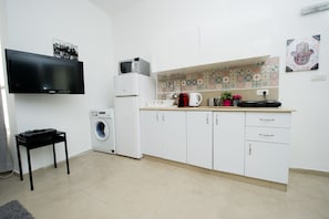 Comfort-Apartment | Eigene Kochnische | Großer Kühlschrank, Mikrowelle, Herdplatte, Espressomaschine