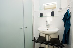 Comfort-Apartment | Badezimmer | Dusche, Haartrockner, Handtücher, Seife
