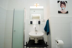 Comfort-Apartment | Badezimmer | Dusche, Haartrockner, Handtücher, Seife