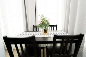Comfort-Apartment | Essbereich im Zimmer