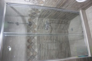 Haartrockner, Hausschuhe, Handtücher, Shampoo