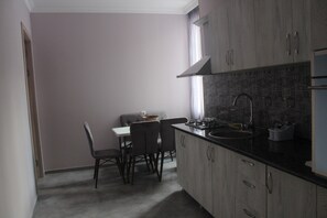 Fridge, microwave, coffee/tea maker, electric kettle - Apartament kutaisi sunrise (Kutaisi)
