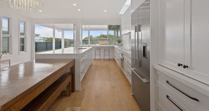 THE CHALET, designer beach house with pool in the beautiful Catherine Hill Bay.