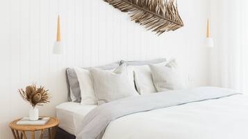 5 bedrooms, iron/ironing board, WiFi, bed sheets