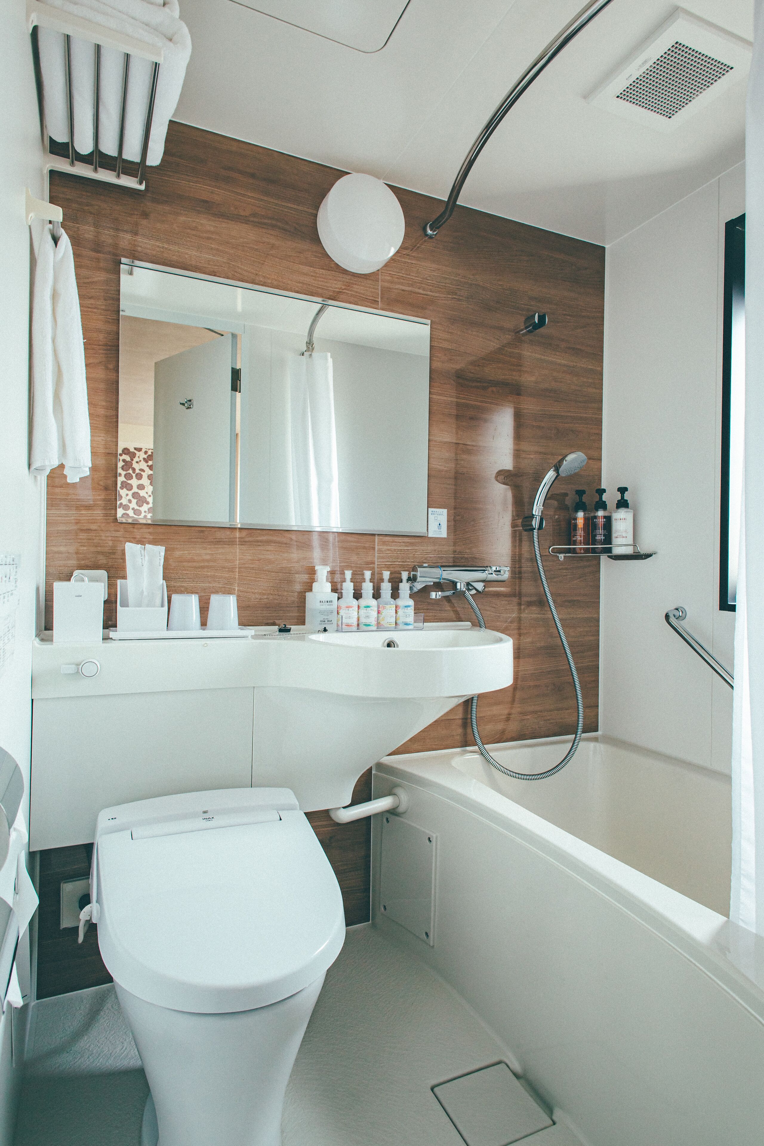 combined shower/bathtub, free toiletries, hair dryer, slippers