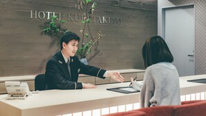 A hotel reception desk with a sign reading "HOTEL KURFETAKESO". - Hotel Kuretakeso Kyoto Kiyomizu Gojo (Kyoto)